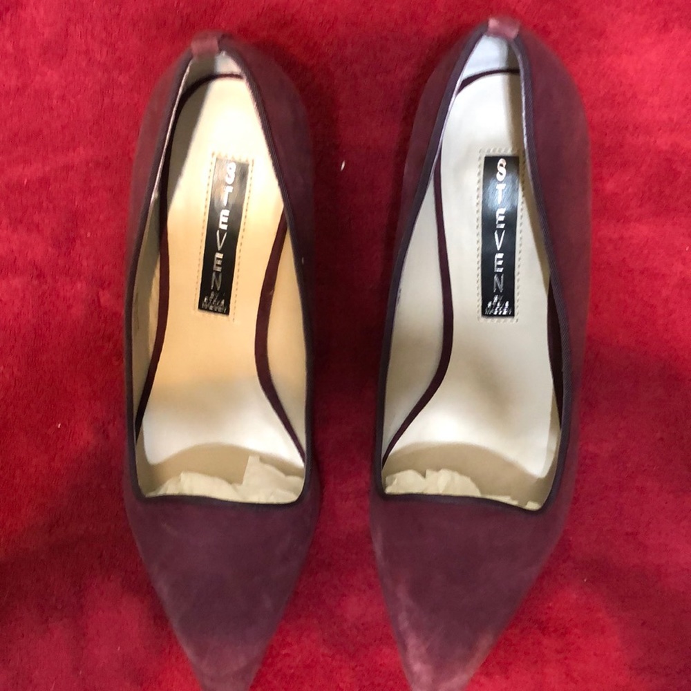 Steven by Steve Madden Suede, wine pumps.